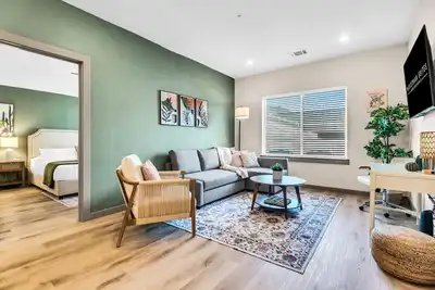 Image de Brand New, Pool, Gym, Mins to Dt Waco, Bu | Tz1