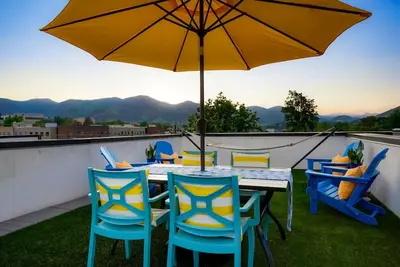 Image de Million $ Rooftop Mtn Views -2 King Beds-Dt Golden