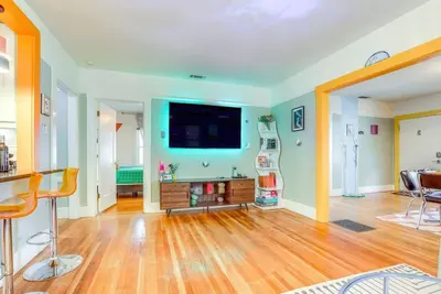 Image de Midtown Oasis | Bbq, Deck, Games & Artistic Vibes