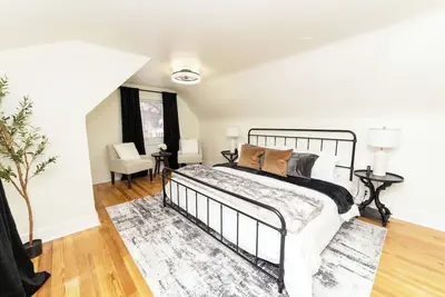 Image de Newly Remodeled Gem in the Heart of Town!