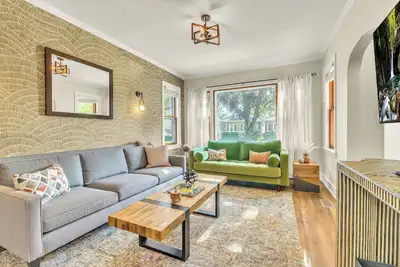 Image de Sleep10 + Brew Bar + Game Rm + Walk2Train to Chi + Pets + 1 Mi to Brookfield Zoo