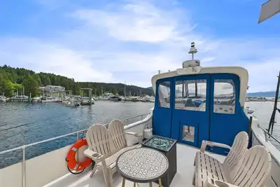 Image de Bigenuff Ii Vintage Charm Meets Waterfront Adventure