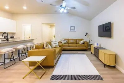 Image de Four bedroom with 1 king bed and 3 queen beds each with a Tv. Centrally located!
