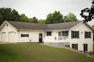 Image de Charming 3 Br, 2 Bath Lake House retreat in Rice Lake on peaceful Tuscobia Lake.