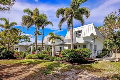 Image de Captain's Haven Sanibel, with Pergola on East End