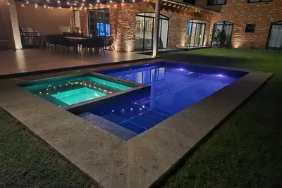 Image de Centrally located and spacious house 5 minutes from downtown Avándaro.