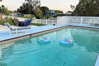Image de Tranquil Pool Home with canal access and amazing amenities!