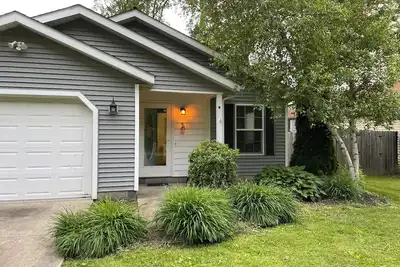 Image de Cozy 3br 2ba  house in Geneva -On-The-Lake with Ac, WiFi, close to the strip!