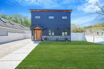 Image de Newly Constructed 3-bedroom Modern Farmhouse - walk to Greenport Village!