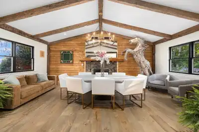 Image de Stunning Farmhouse - Private Pool & Vintage Arcade - Close to Newport & Beaches