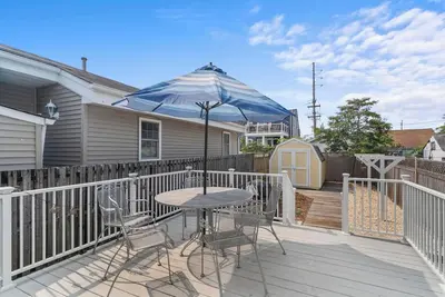 Image de 5min walk to the beach Home 2 Br 1 Bth Grill &Deck