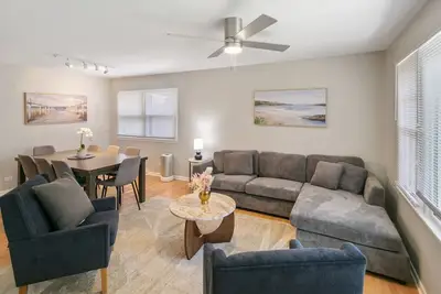Image de Bright & Roomy 5br – Family-Ready Near Naval Base!