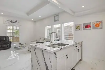 Image de Modern 3br Home | Yard, Pet Ok, Bbq Grill & Free Parking