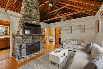 Image de Summer Cottage at The Lake!