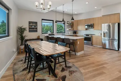 Image de Urban Luxury Condo | Hot Tub | Walk Everywhere
