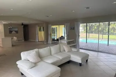 Image de 3 bed 2 bath pool home with 2 car garage and water access