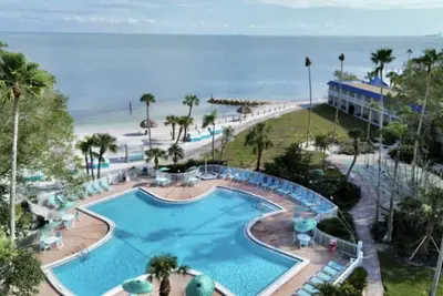 Image de Sun-Kissed Serenity: Private Beach and Onsite Pool, Balcony, Pets Allowed