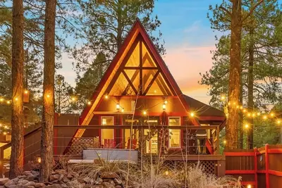 Image de Ponderosa Surrounded A-Frame, Private Hiking Trail, Hot Tub, Fire Pit, Sleeps 6!