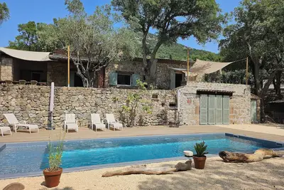 Image de Bastide de Charme en Pierre avec Piscine dans le Golfe de Saint Tropez