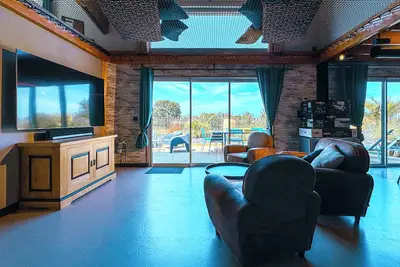 Image de Loft haut de gamme à\navec jacuzzi à Trélévern!