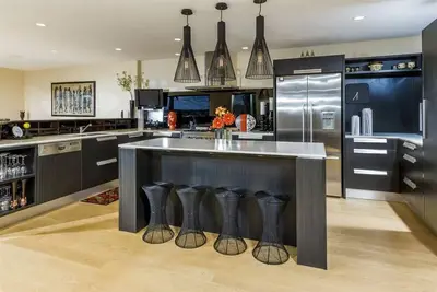 Image de A stunning cliffside home with an expansive 270-degree panoramic sea view.