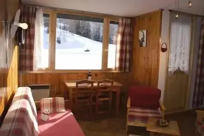 Image de studio 3 personnes skis aux pieds