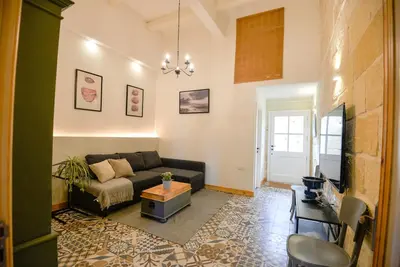 Charming 4-bedroom villa with Jacuzzi, Ac and WiFi in fabulous San Lawrenz.