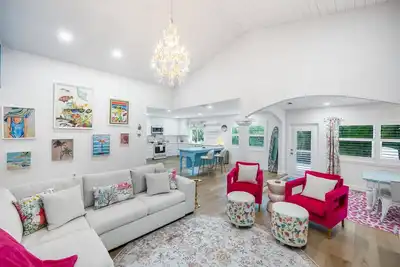 Image de Salt & Sand on Catamaran - Pool, Patio, Walk to River - Near Beach & Downtown