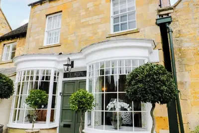 Image de Charming 3-bedroom cottage in lovely Broadway with WiFi & Parking for 1 car.