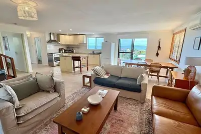 Image de Peppy Beach House – Stunning Ocean Views & Relaxed Coastal Escape