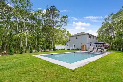 Image de Newly Renovated East Hampton Gem with pool, spa, gourmet kitchen, sauna, gym