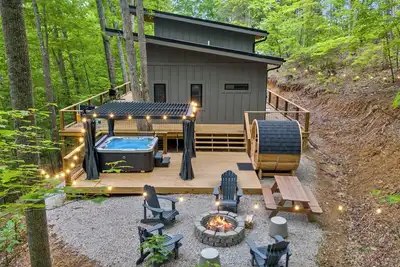 Image de Modern Forest Cabin w/ Hot Tub, Sauna & Firepit near Natural Bridge State Park