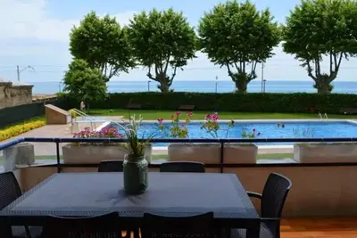 Image de Family apartment with sea views, pool and beach access in Sant Pol de Mar