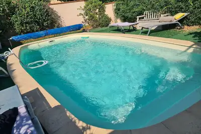 Image de Maison Familiale avec Piscine dans quartier calme proche de la mer pour 6.