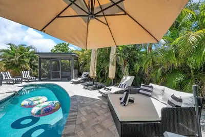 Image de Lounge in Paradise | Tropical 2br w/ Pool & Arcade Fun