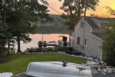 Image de Charming 2-bedroom lake house on Burden Lake with beautiful views.