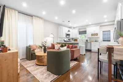 Image de Luxe 2-Bedroom condo with Ac, Fast WiFi, Private Patio, Gameroom 15minutes to Nyc