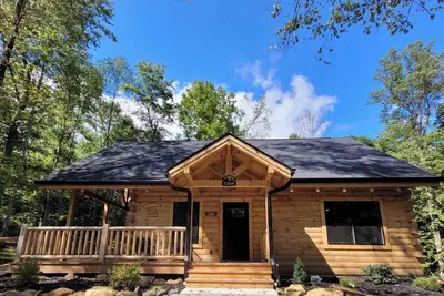 Image de Escape and unwind in our Cozy Cabin: with Hot tub/air hockey/WiFi/Firepit & more
