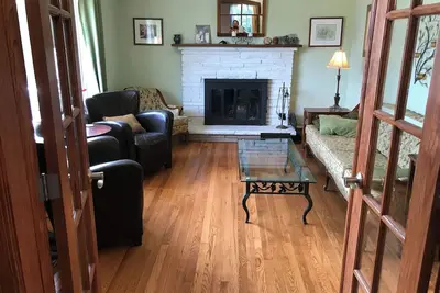Image de Cheerful 4 bedroom house with large deck and garden in walkable neighbourhood.