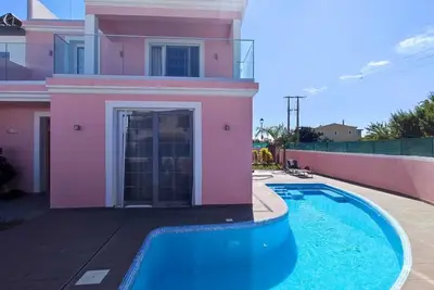 Image de Luxurious 3 bedroom villa with pool, e-charging station, terrace with sea view, parking lot
