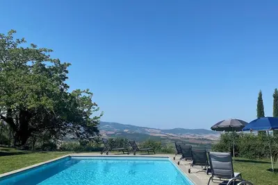 Image de Breathtaking sunsets from a peaceful farmhouse with swimming pool in Val d'Orcia