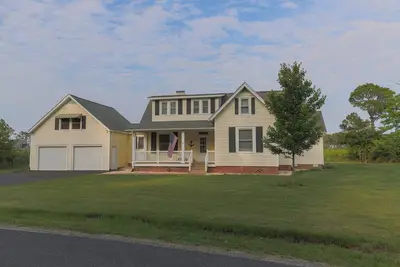 Image de Welcome to The Cove - a spacious 6-bedroom house located in charming White Stone