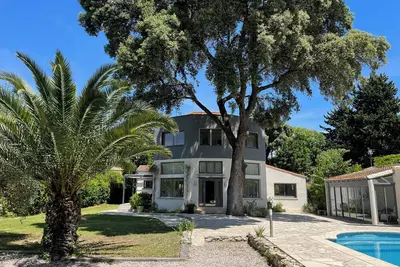 Image de Maison bourgeoise avec piscine privée et salle de sport