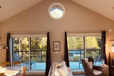 Image de Haven On The Hill (219b) - Modern 2br | Top Floor Balcony + Full Kitchen