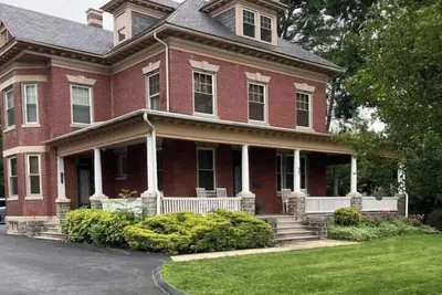 Image de Historic Main Street Getaway