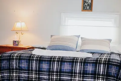 Image de 3-Bedroom Beautiful Brooklyn Wamplers Lakefront House Large 4 Seasons Sunroom