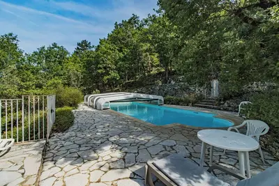 Image de Petite maison 'La Maison De Tine' avec piscine partagée, jardin privé et Wi-Fi