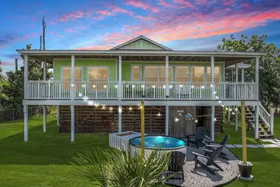 Image de Fall Ocean Escape: Cowboy Pool, Luxury King Suites, Dog Friendly