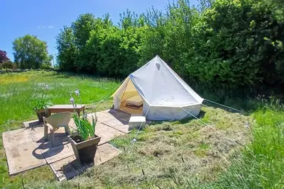 Image de \" sur les prés \" est une tente installé dans une prairie, 100% nature.
