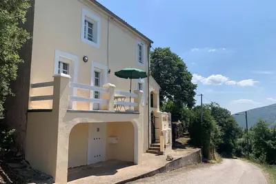 Image de Maison de vacances 'La Reguergue' avec vue sur les montagnes, terrasse privée et Wi-Fi